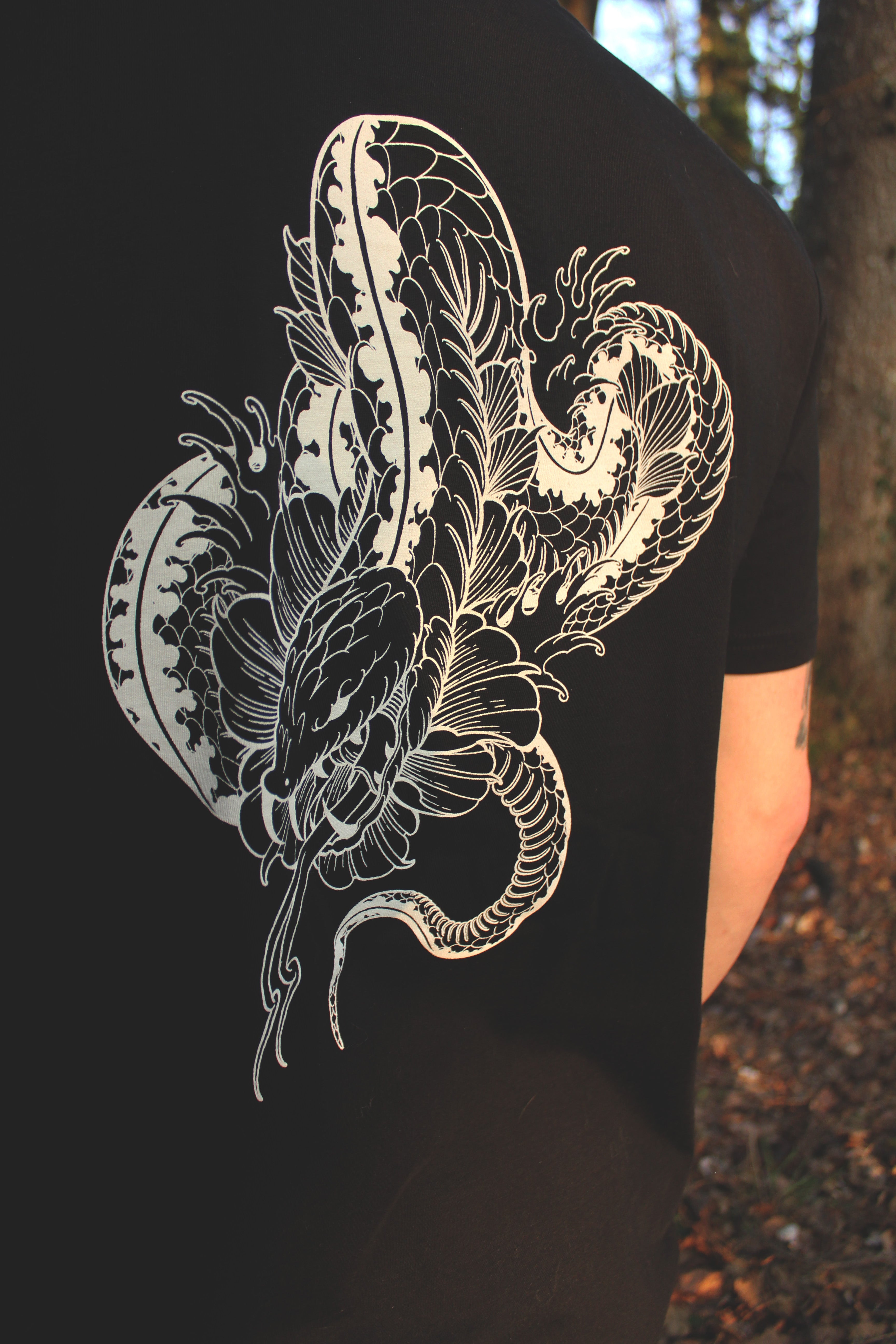 T-shirt HEBI Noir by Flonizuka